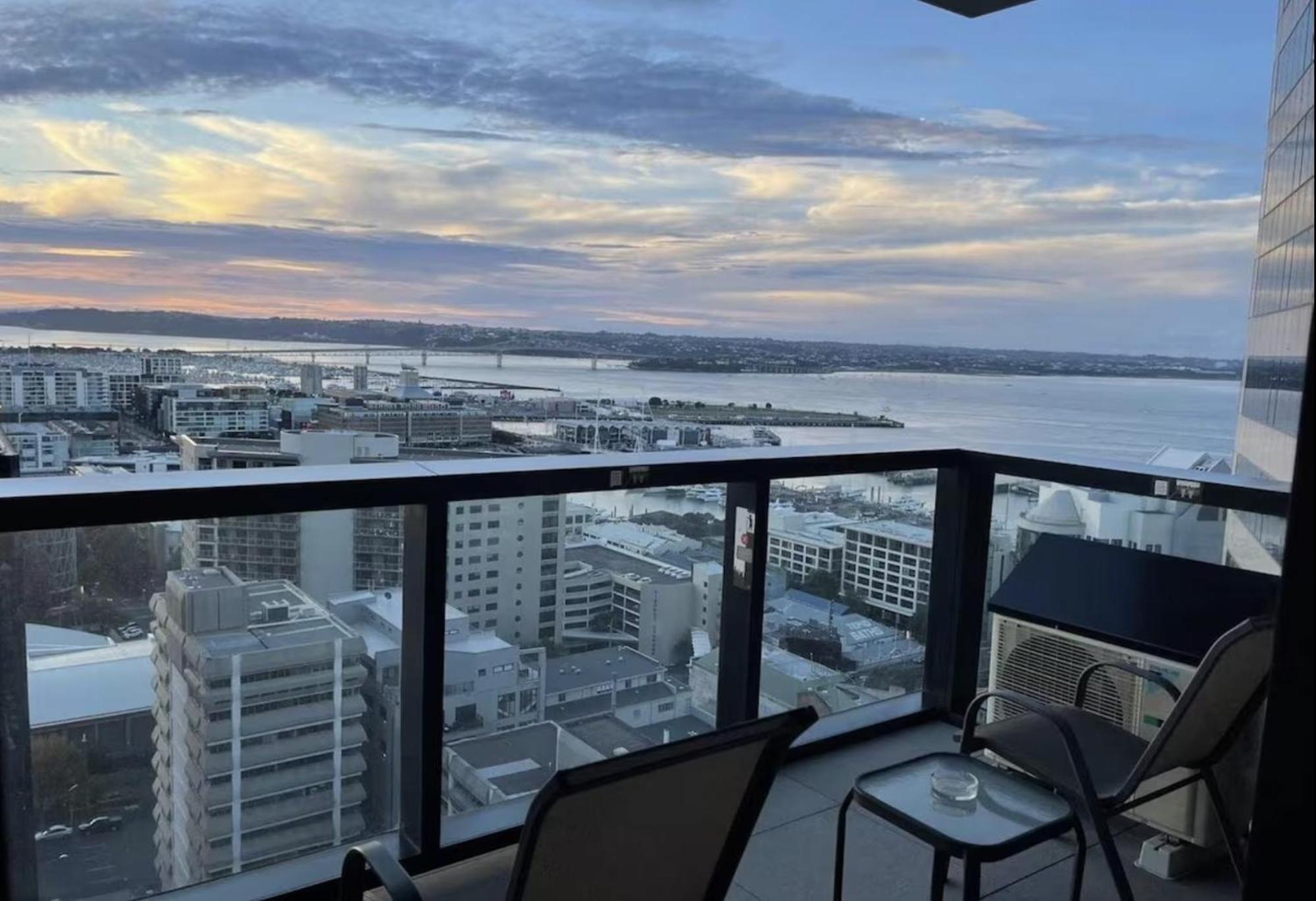 Magnificent Harbour View Skytower View Apartment In Cbd أوكلاند المظهر الخارجي الصورة
