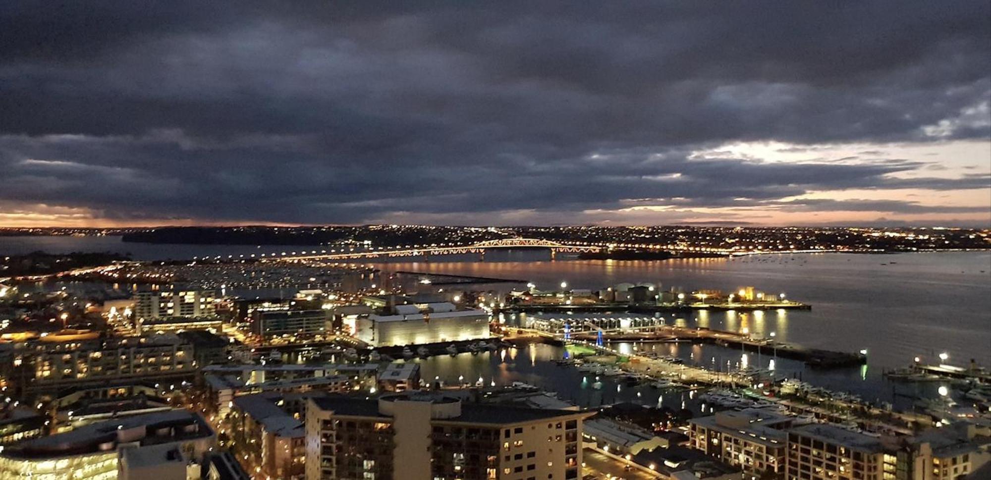 Magnificent Harbour View Skytower View Apartment In Cbd أوكلاند المظهر الخارجي الصورة