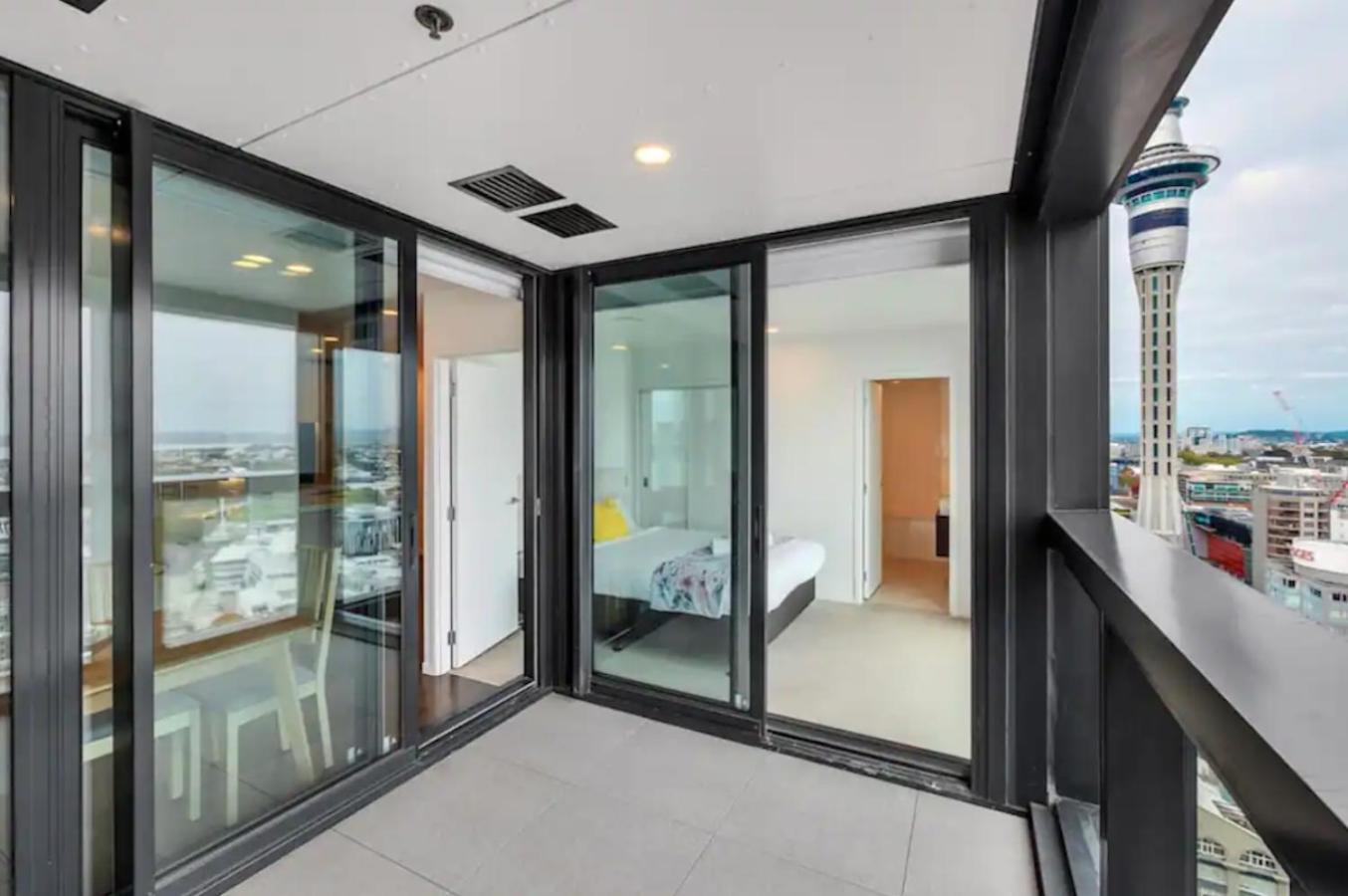 Magnificent Harbour View Skytower View Apartment In Cbd أوكلاند المظهر الخارجي الصورة
