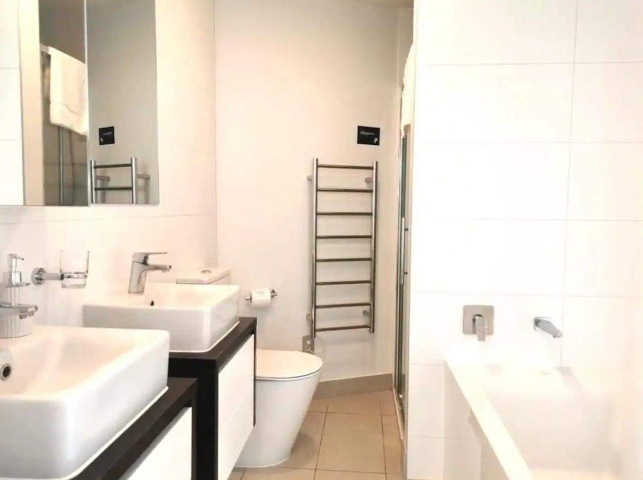 Magnificent Harbour View Skytower View Apartment In Cbd أوكلاند المظهر الخارجي الصورة